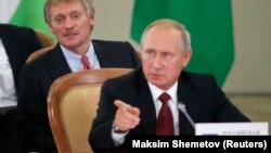 Президентът на Русия Владимир Путин и неговият говорител Дмитрий Песков
