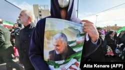 Демонстрант с портретом Сулеймани на 40-й день после его смерти.