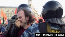 Полиция задерживает участника "Марша миллионов" в Москве, 6 мая 2012