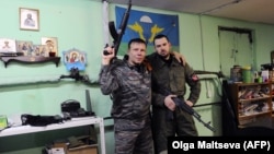 Бойцы "Имперского легиона" Дмитрий Гайдун и Сергей Зинченко позируют в 2015 году, находясь в Донбассе