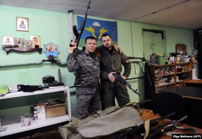 Активисти на крайндясното Руско имперско движение позират като доброволци в самопровъзгласилата се "Донецка народна република" в Източна Украйна, 28 февруари 2015 г.