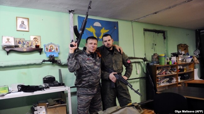 Активисти на крайндясното "Руско имперско движение" позират като доброволци в самопровъзгласилата се "Донецка народна република" в Източна Украйна, 28 февруари 2015 г.