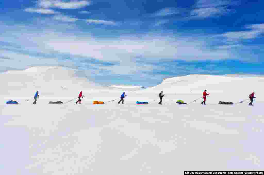 VIEWER&#39;S CHOICE FOR PEOPLE: Expedition Amundsen (Hardangervidda, Norway) -- A race that follows in the path of the famous explorer Roald Amundsen brings the contestants to the Hardangervidda Mountain Plateu, Norway. One-hundred kilometers across the plateau, the exact same route Amundsen used to prepare for his South Pole expedition in 1911 is still used by explorers today. Amundsen did not manage to cross the plateau and had to turn back because of bad weather. He allegedly said that the attempt to cross Hardangervidda was just as dangerous and hard as the conquering of the South Pole. The group in the picture used the race as preparations for an attempt to cross Greenland. (Caption by photographer Kai-Otto Melau)