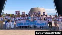 Участники акции в поддержку людей, которых правозащитники относят к политзаключенным. Акмолинская область, 4 августа 2019 года.