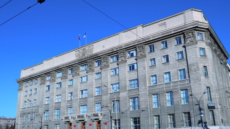 Новосибирца оштрафовали за сине-жёлтый перформанс у мэрии