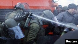 Север Косова: солдаты KFOR применили слезоточивый газ против сербских демонстрантов 