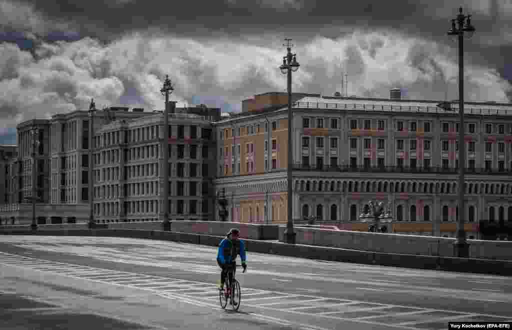 A man rides a bike on a deserted street in central Moscow. Russian President Vladimir Putin extended the current nationwide lockdown with stay-at-home orders until the end of April in a bid to slow the spread of the coronavirus pandemic. (epa-EFE/Yuri Kochetkov)