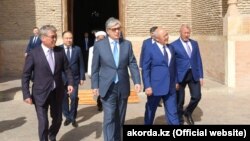 Касым-Жомарт Токаев во время визита в Туркестан, 23 марта 2019 года. 
