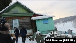 Покосившийся пристрой к избе в Мендиме