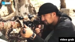 Гулмурод Халимов, бывший командир таджикского ОМОНа, позирует для видео, распространенного экстремистской группировкой "Исламское государство". 