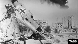 Друга світова війна. Збитий німецький винищувач Ме-109 у центрі зруйнованого Сталінграду