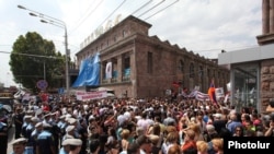 Armenia - Supporters of businessman Samvel Aleksanian demonstrate outside Yerevan's central covered market owned by him, 2Sep2013.