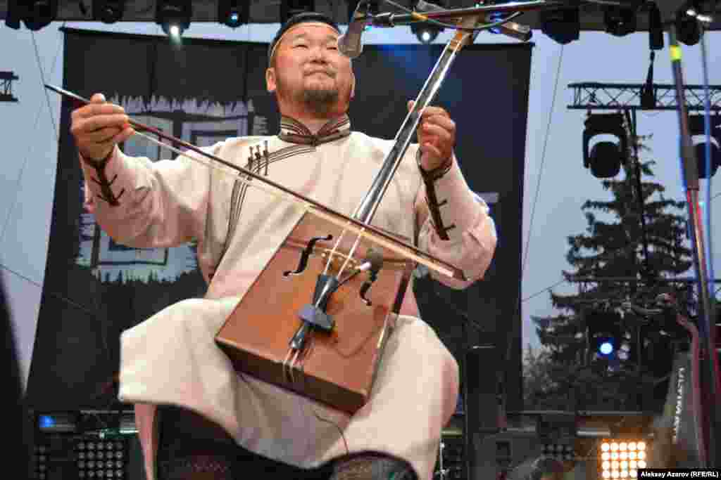 Группа Shono, или &laquo;Бурятские волки&raquo; &mdash; не впервые участвует в The&nbsp;Spirit of Tengri. Ее лидер Александр Архинчеев владеет горловым пением&nbsp;и играет на моринхуре (смычковый инструмент) и лимбэ (флейта). Среди&nbsp;композиций, которые исполнила группа, &laquo;Свадебная песня&raquo;, &laquo;Песня о&nbsp;Байкале&raquo;, &laquo;Песня о вулкане&raquo;. Лидер группы рассказал, что их программа&nbsp;выступления повторила прошлогоднюю.