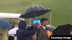 Прокурор Бишкека Нурлан Сулайманкулов (под зонтом). 