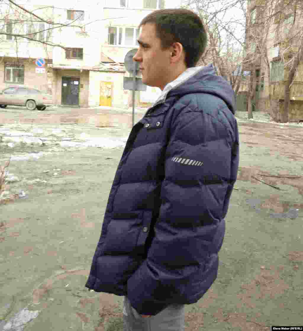 16-летнему жителю поселка Дубовка Карагандинской области Владимиру Мауреру (на фото) инкриминируют нанесение телесных повреждений двум сотрудникам полиции. Суд проходит в Караганде.