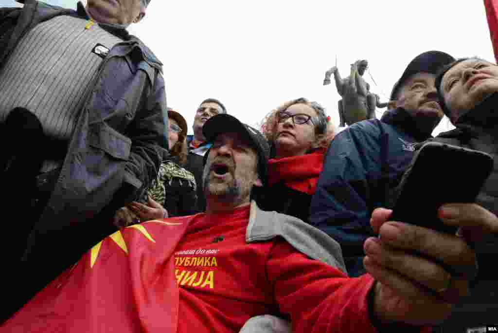 МАКЕДОНИЈА - Обединетата Македонска Дијаспора соопшти дека го осудува чинот на палење на национални симболи и слики од политички субјекти на протестите на дијаспората против промена на името, кои се одржаа на 3 и 4 март. Од ОМД посочија дека се оградуваат од одговорност, бидејќи демонстрантите своеволно отстапиле од демократските вредности и етика.