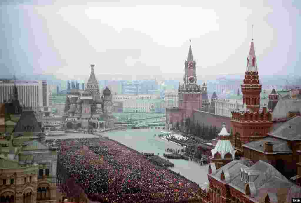 Thousands of mourners filled Red Square.