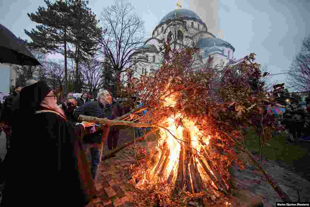 Të krishterët djegin dushk para katedrales Shën Sava në Beograd më 6 janar. Tradita e djegies së dushkut besohet se i paraprin krishterimit, por tani ky ritual është pjesë qendrore e shumë festimeve të Krishtlindjes në shumë vende të Ballkanit.