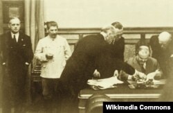 Підписання Пакту про ненапад між СРСР і гітлерівською Німеччиною. Москва, Кремль, 23 серпня 1939 року. Зліва направо: Йоахім фон Ріббентроп, Йосип Сталін, Фрідріх Вільгельм Гаус, Густав Хільгер, В'ячеслав Молотов, Фрідріх фон дер Шуленбург
