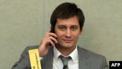 The State Duma's ethics committee stripped Dmitry Gudkov of the right to speak publicly at plenary sessions for one month.