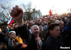 Проросійські активісти на мітингу в Євпаторії, 5 березня 2014 року