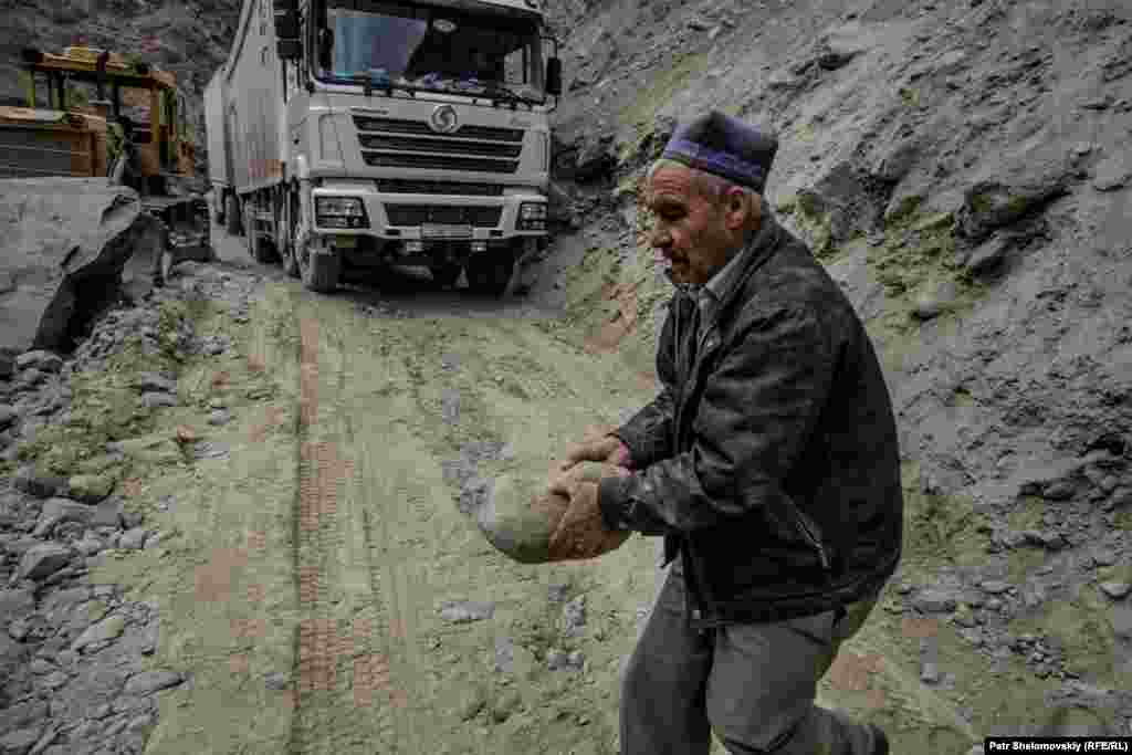 BORDER - road, access, construction, earthquake A truck passes by as the road workers are trying to clean Dushanbe-Khorog highway in Tajikistan that was hit by a 7.2 magnitude earthquake