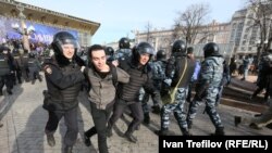 Полицейские задерживают участника антикоррупционного митинга. Москва, 26 марта.