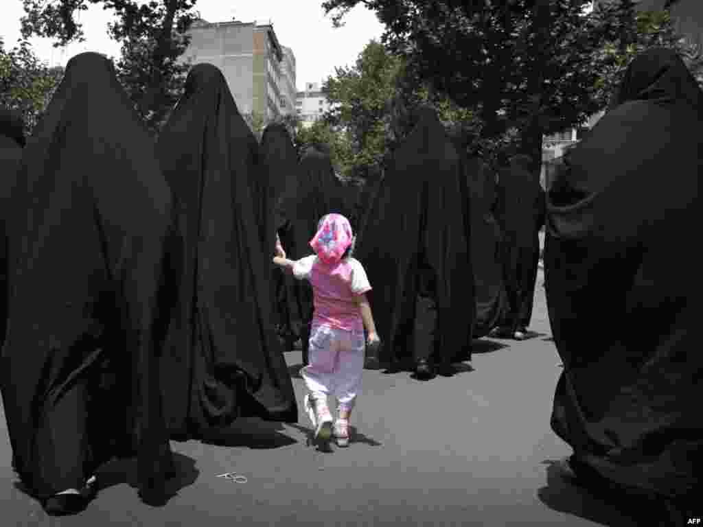 Iran - Odlazak na miting - Iranske žene odlaze da slušaju najavljeni govor iranskog vjerskog vodje Ayatollah Ali Khameneia.