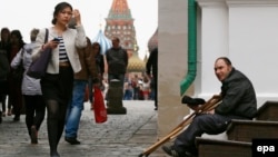 В России в настоящее время 16 процентов населения официально считаются бедными