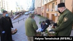 Великодні кошики розвозять до 19 учасників бойових дій на Донбасі, які отримали інвалідність