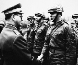 Premierul polonez, gen. Wojciech Jaruzelski, se întâlnește cu militari din forțele aeriene la 12 octombrie 1982