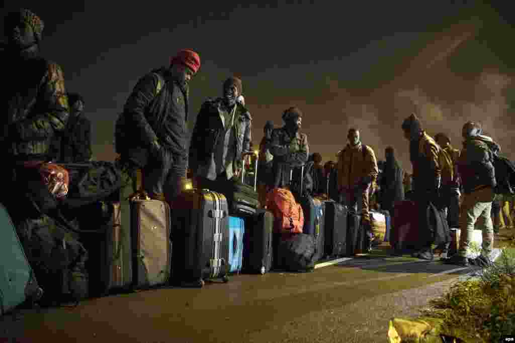 Migrants wait for their evacuation next to the makeshift camp known as "The Jungle" as its dismantlement begins in Calais, France on October 24. (epa/Etienne Laurent)