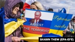 Зображення президента Росії Володимира Путіна на плакаті під час однієї з акцій протесту проти масштабного російського вторгнення до України