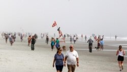 Люди на пляже в Джексонвиле, Флорида.