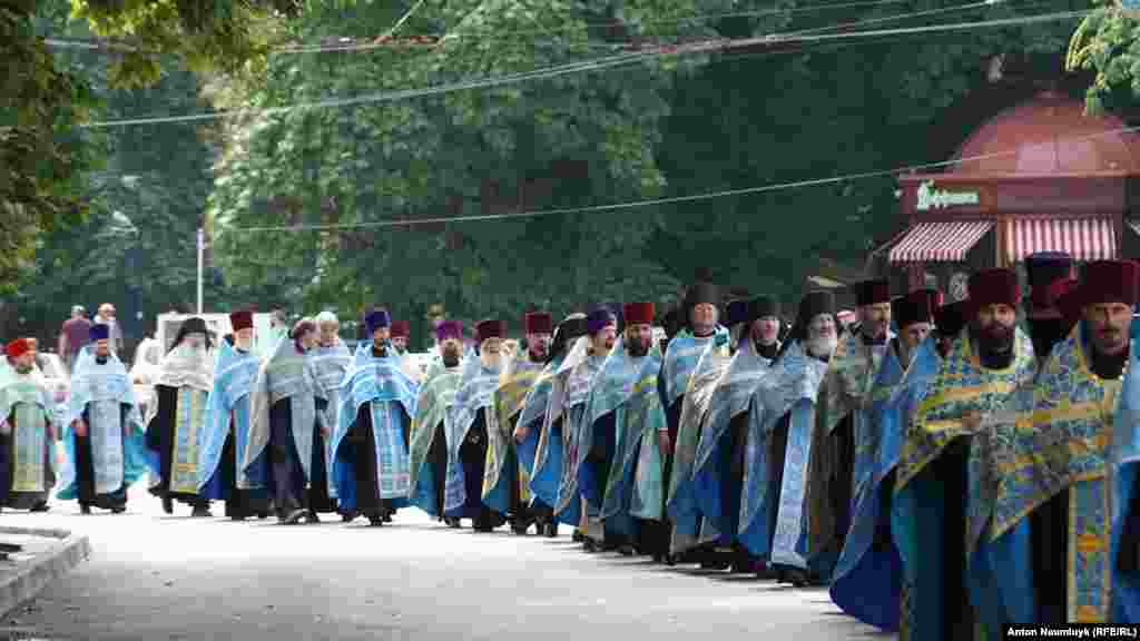 Віряни зібралися біля Свято-Троїцького жіночого монастиря і попрямували до Олександро-Невського кафедрального собору