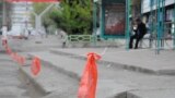 Бишкекте айрым соода дүкөндөрү кардарлардан дүкөнгө кирүү үчүн сөзсүз бет кап кийүүнү талап кылууда.