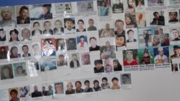 На стене в офисе организации «Атажұрт ерікті жастары» разместили фото людей, которые, по данным их родственников, помещены под стражу в Китае. 