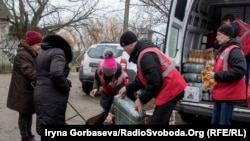 Надання гуманітарної допомоги в окупованому Донбасі, архівне фото, 2016 рік