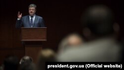 Президент України Петро Порошенко у Вашингтоні під час виступу на форумі «Боротьба України за свободу, що триває», 30 березня 2016 року