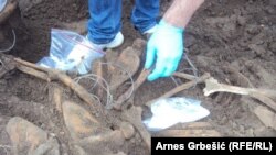 Ekshumirano 10 tela iz grobnice koju je otkrila poplava