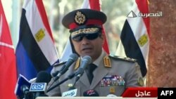 Müsüriň harby ýolbaşçysy general Abdel Fattah al-Sisi ýurtda ýörişleri geçirmäge çagyrýar. 24-nji iýul, 2013 ý.