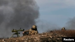 Українські військові на позиціях біля Курахова, за 20 кілометрів від Мар'їнки, березень 2015 року