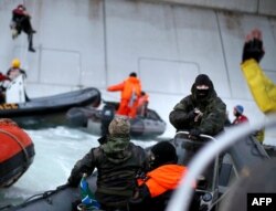 Під час затримання представників Greenpeace російською береговою охороною, 18 вересня 2013 року