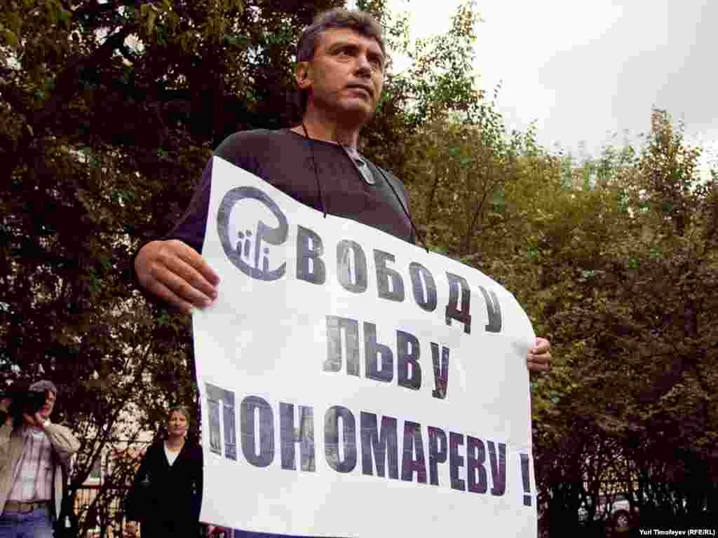 Борис Немцов на индивидуальном пикете у изолятора на Симферопольском бульваре в Москве, где отбывал административный арест Лев Пономарев, 26 августа 2010