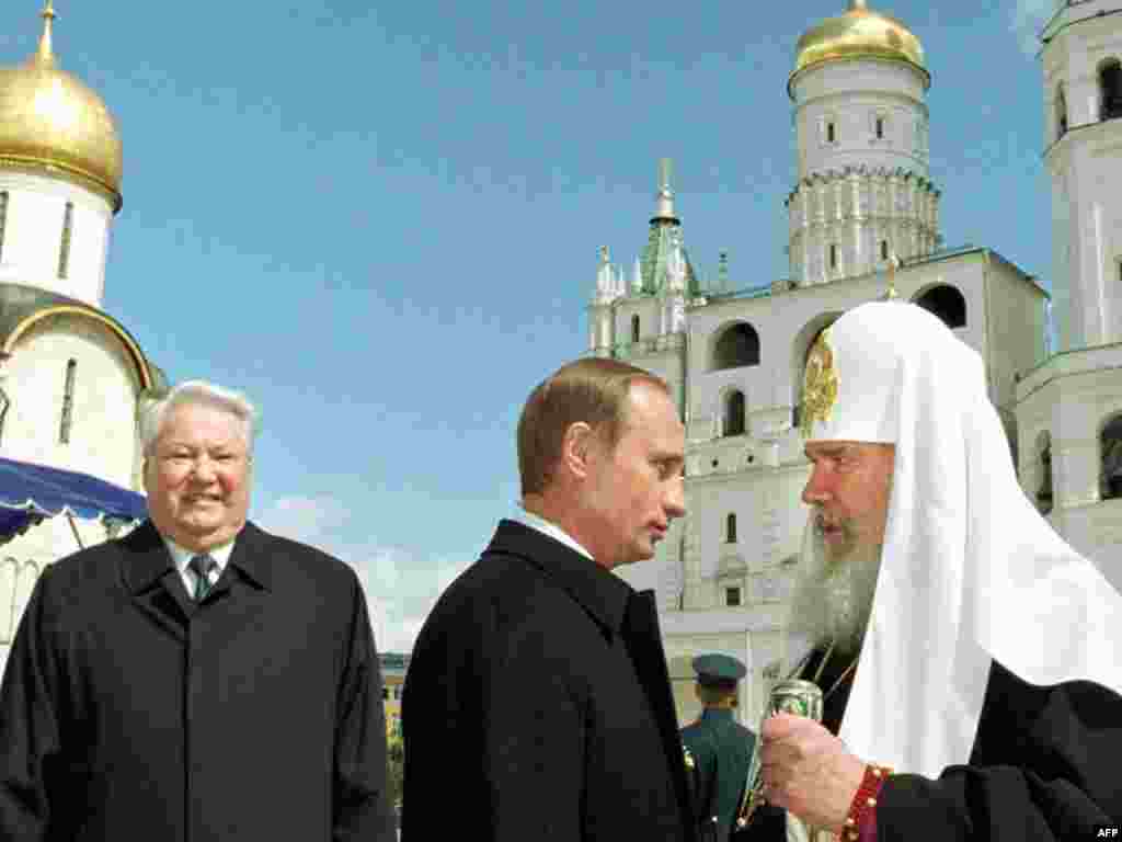 Во время своего патриаршества Алексий II выстраивал отношения между церковью и государством. После инаугурации Путина, Алексий II дал новому президенту России напутствие в Кремле.