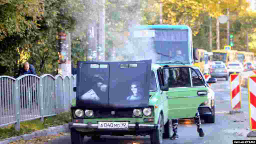 Ранок на вулиці Севастопольській. Автомобіль несподівано задимився. Всі, хто позаду, змушені чекати, бо в цьому напрямку через ремонт дороги дозволено рух тільки по одній смузі