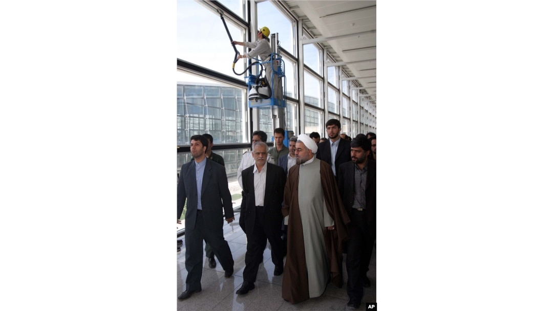 حسن روحانی در کنار محمد رحمتی، وزیر وقت راه و ترابری، به هنگام بازگشایی فرودگاه امام در اردیبهشت ۸۴