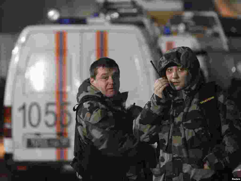 Сотрудники ФСБ работают на месте теракта в аэропорту "Домодедово"