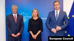 Predsjednik Kosova Hašim Tači (L), šefica EU diplomatije Federica Mogherini (C), i predsjednik Kosova Aleksandar Vučić (D) u Briselu, 31. avgust 2017.