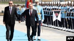 Қазақстан президенті Нұрсұлтан Назарбаев (оң жақта) Түркия президенті Режеп Тайып Ердоғанмен кездесіп тұр. Анкара, 13 қыркүйек 2018 жыл.